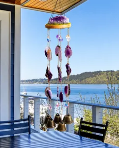 Detail eines Natur-Amethyst-Windspiels mit Achatscheiben und Bronzeglocken im Freien