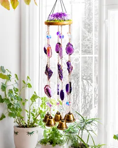 Makroaufnahme von handgefertigtem Amethyst-Windspiel mit Naturkristallen und Bronzeglocken