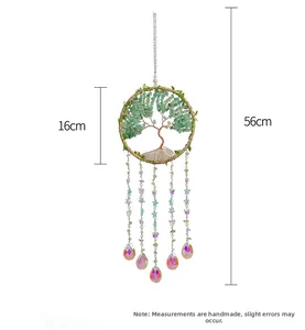 Détail de l'attrape-rêves Arbre de Vie avec pierres vertes et longueur totale de 56 cm