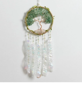 Détail de décoration Arbre de Vie avec pierres naturelles vertes et glands irisés