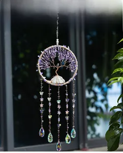 Détail macro du capteur de rêves Arbre de Vie avec améthystes et grappe de cristal