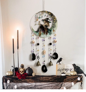 Détail d'un carillon d'Halloween lune avec sorcière, tranches d'agate et perles de crâne