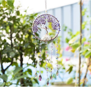 Détail d'un carillon arbre de vie avec cristaux violets et pendentifs en gouttes facettées