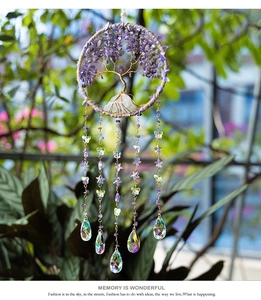Détail de l'attrape-rêves Arbre de Vie fait main avec améthystes et gouttes en cristal