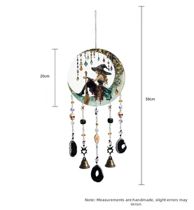 Détail de déco sorcière d'Halloween avec pierres d'obsidienne et petites cloches