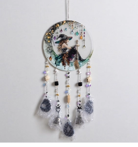 Décoration murale sorcière gothique sur lune avec pendentifs crânes et chaînes