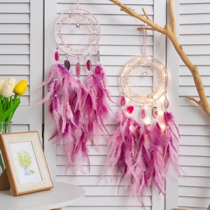 Rosa Traumfänger im Boho-Stil mit Federn und LED-Licht für Heim-Wanddekoration