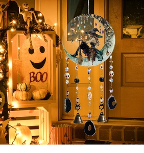 Détail du carillon de sorcière d'Halloween avec agate noire, cloches et perles cristal