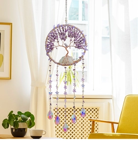 Détail d'un attrape-soleil arbre de vie avec pierres violettes et prisme aurore