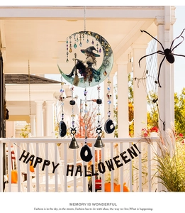 Carillon sorcière d'Halloween avec perles de cristal, crânes et cloches sur un porche