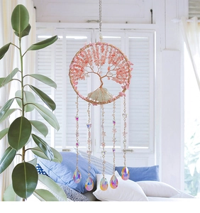 Détail de l'attrape-rêves Arbre de Vie avec pierres roses et pendentifs irisés