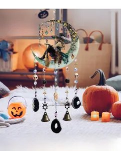Vue détaillée du décor de sorcière avec pierres d'agate noire et cloches en bronze
