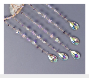 Détail du carillon arbre de vie avec améthystes, chaînes dorées et gouttes cristal