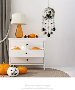 Décoration murale sorcière d'Halloween avec perles de crâne, minéraux noirs et cloches