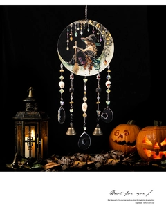 Détail d'un attrape-soleil de sorcière d'Halloween avec crânes et cloches en métal
