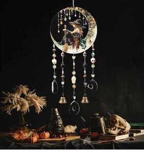 Détail de la suspension sorcière d'Halloween avec tranches d'agate et têtes de mort