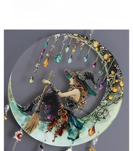 Détail de la sorcière sur la lune avec gouttes de cristal et chaîne métallique