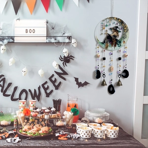 Décoration suspendue lune sorcière gothique avec cloches et squelettes pour fête Halloween