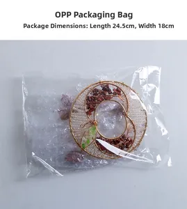 Détail du pendentif arbre de vie coloré dans son sac d'emballage OPP de 24,5x18cm