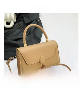 Dettaglio borsa a tracolla in pelle PU beige con fibbia ovale e cinturino regolabile