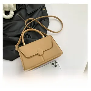 Vista dall'alto di borsa in pelle PU kaki con fibbia dorata e smartphone per confronto taglie