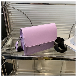 Detalle de bolso cuadrado de cuero PU lavanda con correa ancha de nailon negro ajustable