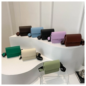 Vista detallada de bolsos bandolera minimalistas en ocho colores en podios blancos
