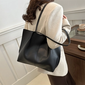 Borsa tote grande in pelle nera minimalista da donna in stile retrò ideale per ufficio