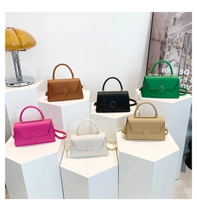 Collection de sacs à main en cuir élégants en plusieurs couleurs sur des supports