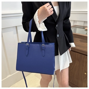 Royal blue tote bag in cross-grain leather with silver buckles and detachable strap