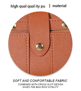 Detailansicht der braunen Brieftasche mit Kieselmaserung aus PU-Leder und Kartenfächern