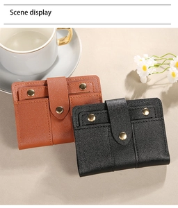 Bifold-Geldbörsen aus Leder mit Litschimuster in Braun und Schwarz mit Goldknopf