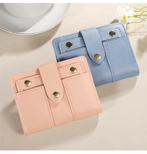 Detailaufnahme kleiner Bifold-Geldbörsen aus Leder in Hellblau und zartem Rosa Design