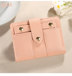 Detailansicht der rosa Bifold-Geldbörse mit Kartenfächern und Druckknopfverschluss