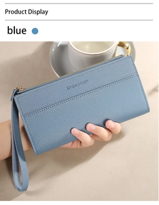 Detailopname van blauwe lange portemonnee met litchi-textuur en polsbandje in de hand
