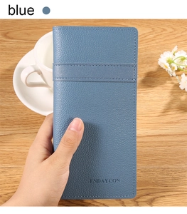 Dettaglio del portafoglio lungo blu in pelle martellata con logo in rilievo ed elegante
