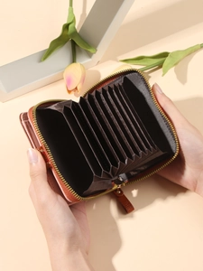 Portacarte rosa minimalista con design a fisarmonica e chiusura con cerniera