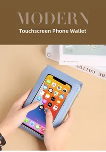 Détail de la fenêtre tactile sur sacoche en similicuir bleu pour accès au téléphone