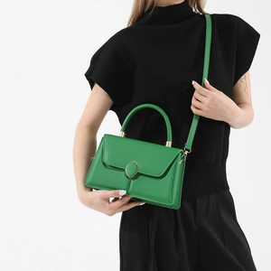 Sac à main minimaliste vert vif en similicuir avec une boucle en métal ovale