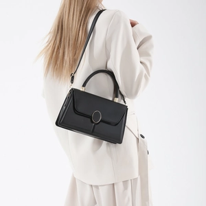Borsa a tracolla minimalista in pelle nera con fibbia dorata e manico superiore