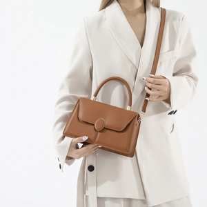 Petit sac carré chic en cuir marron avec boucle ovale et poignée pour femme élégante
