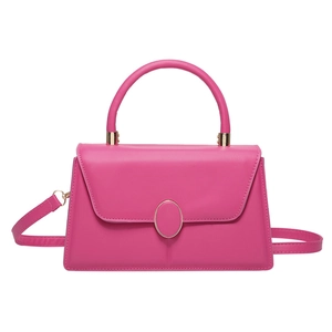 Sac à main carré rose fuchsia avec fermoir ovale doré et bandoulière élégante