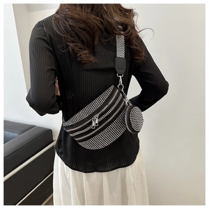 Dettaglio borsa a tracolla con strass, cinturino geometrico e mini portamonete