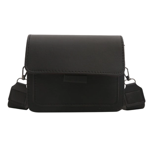 Bolso bandolera cuadrado negro minimalista de cuero mate con correa ancha y hebilla gris