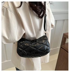 Vue détaillée du sac bandoulière matelassé noir avec boucle en métal doré chic
