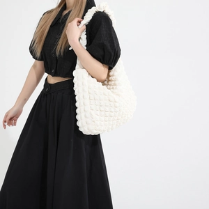 Sac à main blanc minimaliste avec texture pop-corn et design plissé pour femmes