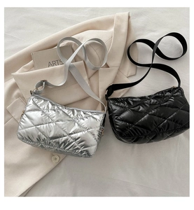 Sacs bandoulière matelassés en argent métallisé et noir mat avec sangle réglable