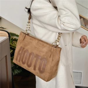 Sac fourre-tout en daim marron avec bandoulière dorée et lettrage HOOTO en cuir décoratif
