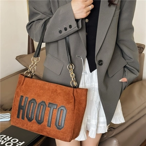 Sac cabas en daim marron avec imprimé HOOTO et anses en chaîne dorée pour le bureau