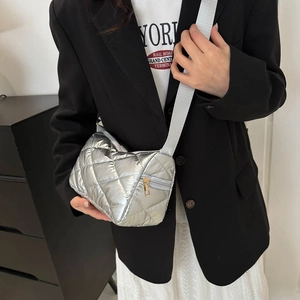 Sac bandoulière argenté matelassé pour femme avec motif losange et bandoulière large